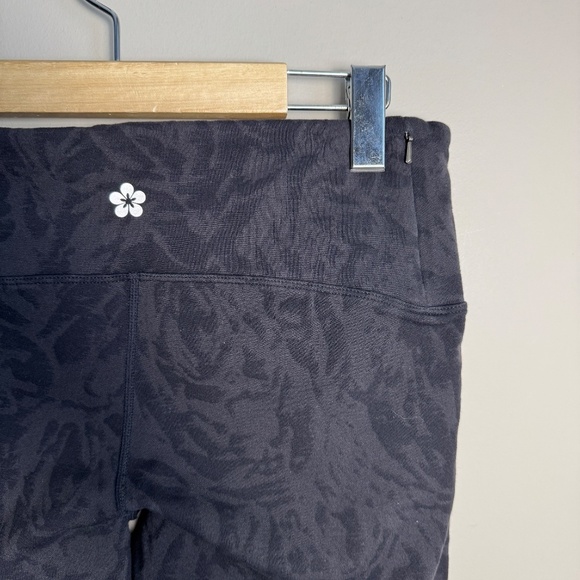 Tuff Athletics Women's Yoga Capri Leggings Patterned Black Athletic Pants Medium - Picture 4 of 12